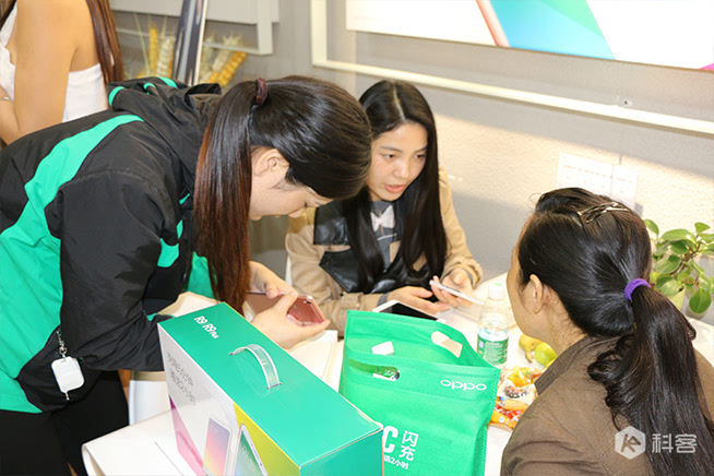 OPPO R9線下首發(fā)：1個(gè)店1小時(shí)賣出110臺(tái)
