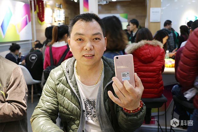 OPPO R9線下首發(fā)：1個(gè)店1小時(shí)賣出110臺(tái)
