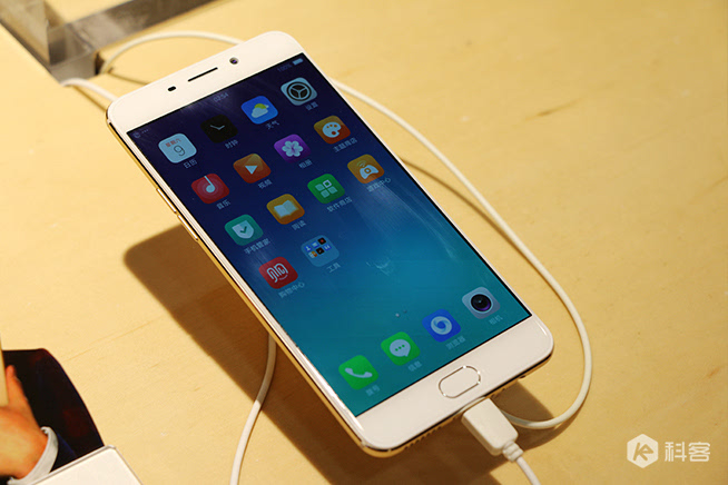 OPPO R9線下首發(fā)：1個(gè)店1小時(shí)賣出110臺(tái)