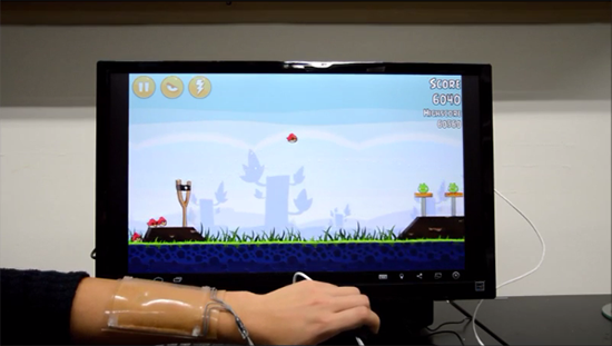 輕松一滑！手臂上玩憤怒的小鳥