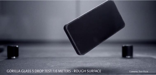 康寧第五代大猩猩玻璃實(shí)測(cè)：不怕摔 摔不怕！