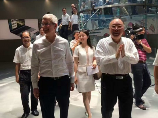 庫(kù)克訪華抵重慶，被問(wèn)iPhone 7何時(shí)發(fā)布