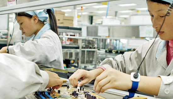 iPhone 7依舊只有兩個(gè)版本 Pro版或?qū)⒘舻矫髂辏?/></p><p>　　雖然說蘋果向來都致力于打造一條多元化的供應(yīng)鏈，但這次的舉措會(huì)不會(huì)是與明年的新iPhone有關(guān)？像上面所講，如果蘋果將在iPhone 8上增加一款十周年的特別版，那么增加供應(yīng)廠商就能有效的提高iPhone的產(chǎn)量，從而避免供貨不足而導(dǎo)致斷貨的情況出現(xiàn)。</p><p><img src=