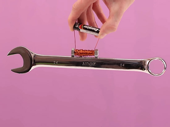 不說(shuō)真不知！普通5號(hào)電池居然還能這樣玩