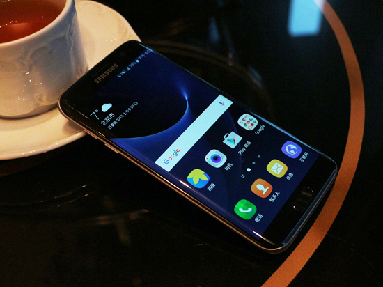 旗艦手機都變彎了：曲面屏真的值得買嗎？