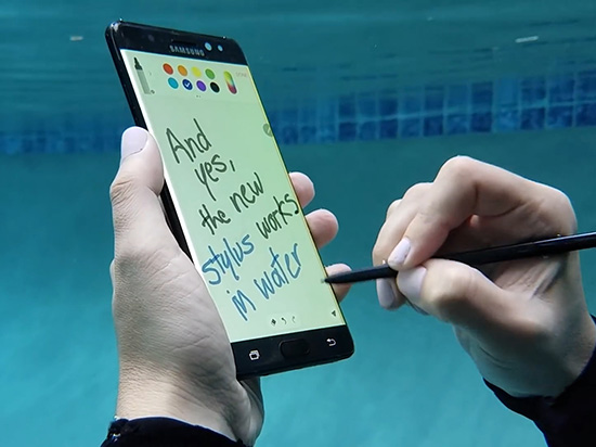 它也許是唯一能夠在水中辦公的手機(jī)