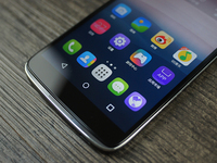 TCL這臺手機好瘋狂：竟有四個攝像頭？