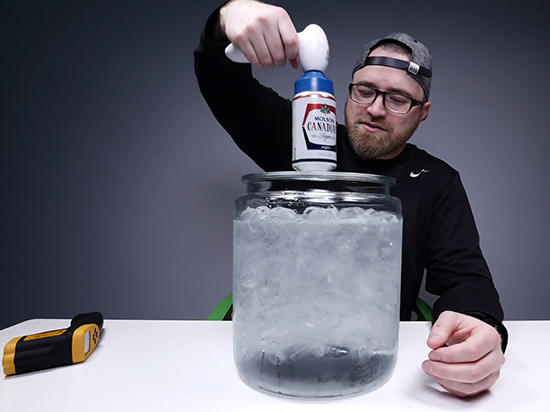 想要飲料快速冰凍？讓它轉(zhuǎn)起來(lái)就可以了