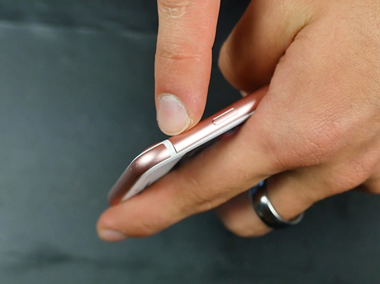 易變彎？iPhone 7對比iPhone 6s抗彎曲測試