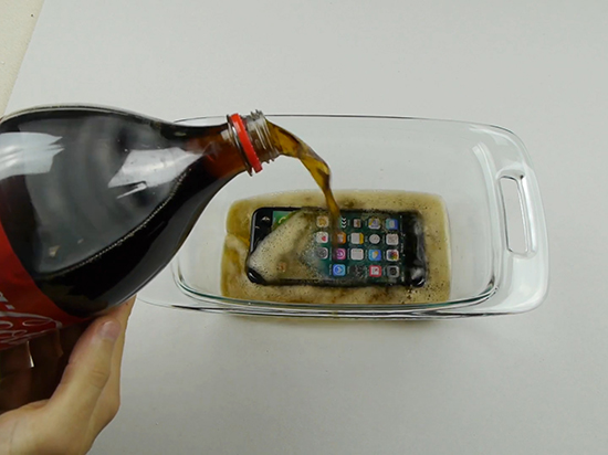 把iPhone 7放在可樂中12小時(shí)后會發(fā)生什么