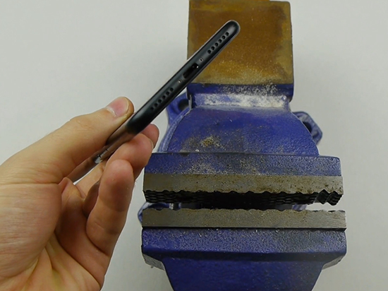 低調(diào)裝逼！在iPhone 7上挖3.5mm耳機(jī)插孔