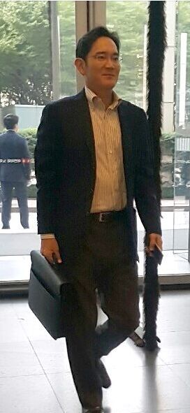 三星李在镕拿Note7上班 調(diào)侃記者用蘋果手機