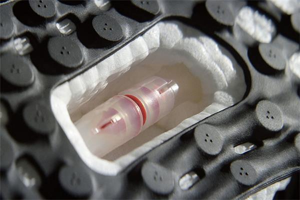 阿迪達(dá)斯推出限量版跑鞋：竟是機器人制作的