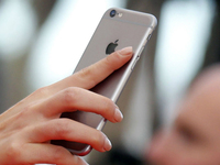 十周年翻身之作 iPhone 8將重回玻璃+金屬邊框設計