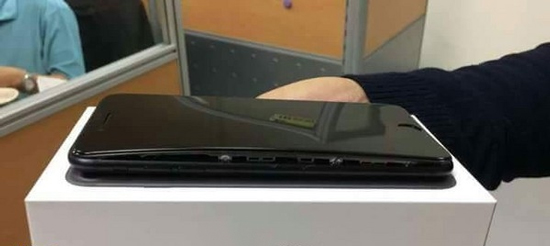 用久了會懷孕？網(wǎng)友iPhone 7 Plus電池把屏幕給撐爆了