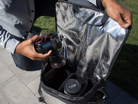 拍照光線不夠？試試這款反光板相機(jī)包吧