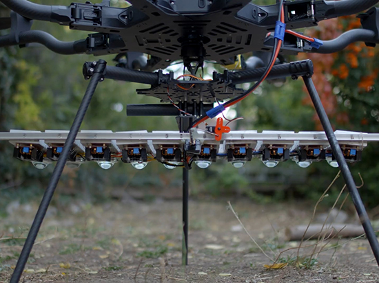 黑夜新玩法 用無人機(jī)繪出炫彩畫面