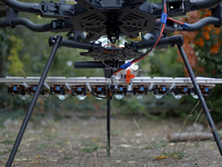 黑夜新玩法 用無(wú)人機(jī)繪出炫彩畫面