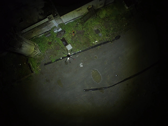 黑夜新玩法 用無人機(jī)繪出炫彩畫面