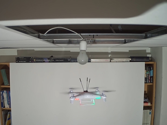 有種你來試 無人機(jī)換燈泡