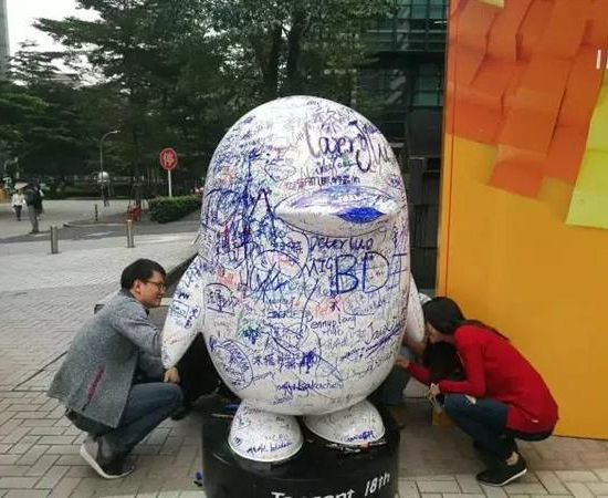 這很騰訊！深圳騰訊大廈驚現(xiàn)70只巨人企鵝