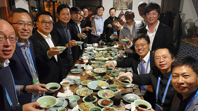 黑科技：雷軍周鴻祎CP秀恩愛 曲面屏新機(jī)你選誰？