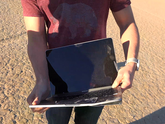 新款MacBook Pro從300米摔落 結果亮了