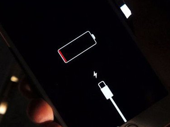 再陷入關機門！iPhone手機電量30%自動關機