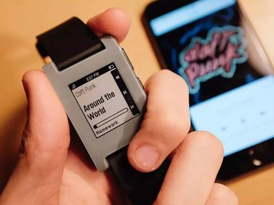 Fitbit宣布收購(gòu)Pebble 硬件業(yè)務(wù)被拋棄