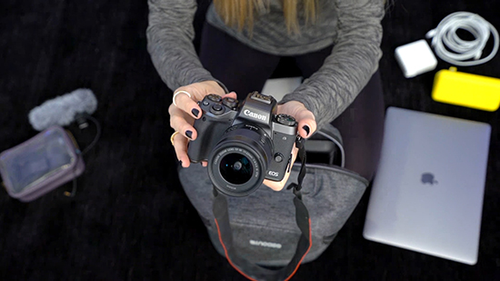 被嚇到！圍觀國外美女科技達(dá)人隨身帶啥設(shè)備