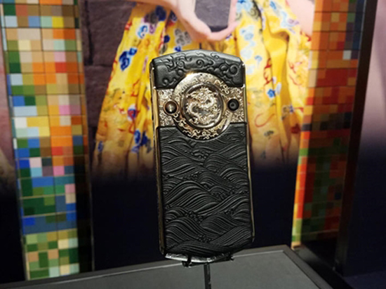 外形與價格是亮點！故宮手機亮相