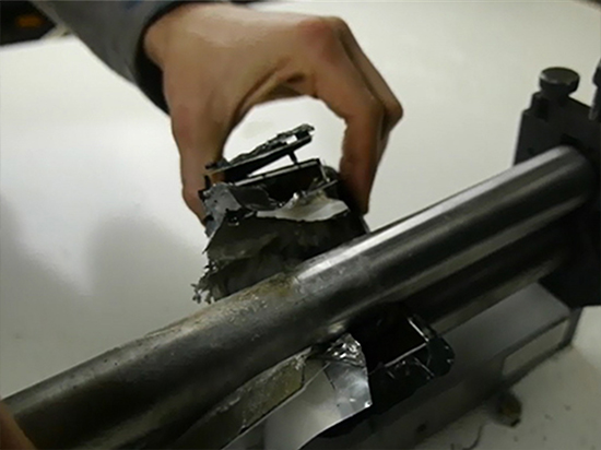 心肝疼!iPhone7被滾壓機瞬間碾成渣