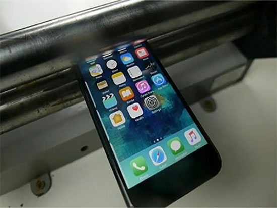 心肝疼!iPhone7被滾壓機瞬間碾成渣