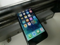 心肝疼！iPhone7被滾壓機(jī)瞬間碾成渣