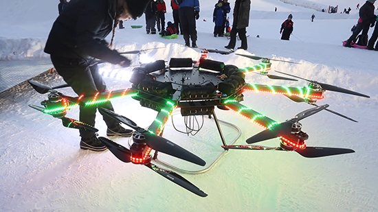 無人機除了航拍還能干啥？比如帶你飛天