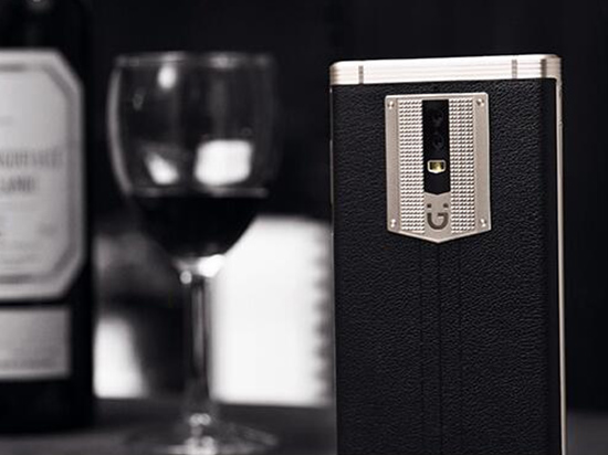 誰給了他們自信？細(xì)數(shù)售價(jià)萬元起步的手機(jī)