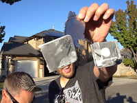 iPhone 7很硬嗎？有人徒手把它劈開(kāi)了