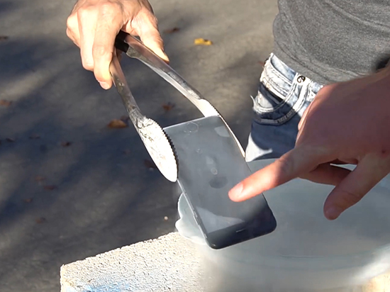 iPhone 7很硬嗎？有人徒手把它劈開(kāi)了