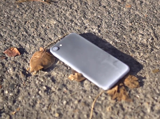 iPhone 7很硬嗎？有人徒手把它劈開(kāi)了