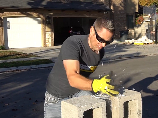 iPhone 7很硬嗎？有人徒手把它劈開(kāi)了