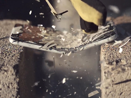 iPhone 7很硬嗎？有人徒手把它劈開(kāi)了