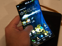 黑科技時(shí)代！LG或?qū)⒃?017年Q4推出折疊手機(jī)