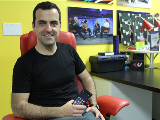 遠(yuǎn)離小米和霧霾，雨果·巴拉跑去臉譜玩VR