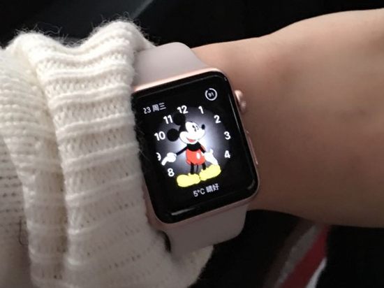 續(xù)航不再是問題！Apple Watch表帶或?qū)щ姵?/></p><p>　　據(jù)悉，蘋果所申請的這一專利名為“可穿戴電子設(shè)備的充電裝置”（charging apparatus for wearable electronic device），采用更易裝卸的磁性搭扣設(shè)計。值得一提的是，專利申請設(shè)計圖顯示，Apple Watch的表盤將采用了圓形樣式，與現(xiàn)在的方形表盤差別很大。</p><p><img src=