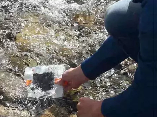 創(chuàng)意滿分！能給手機(jī)充電的折疊燈已在路上