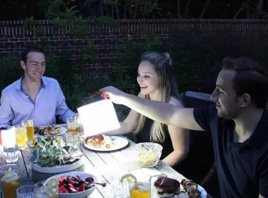 創(chuàng)意滿分！能給手機(jī)充電的折疊燈已在路上