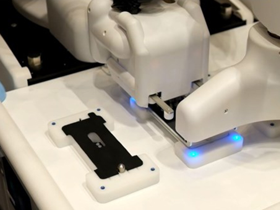 還想靠貼膜發(fā)財？雙腕機器人duAro破滅你夢想  