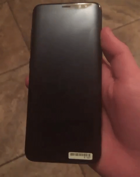 三星Galaxy S8真機(jī)上手玩 磨砂材質(zhì)很誘人