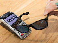 支付新花樣！忘帶錢包這款墨鏡也能搞定