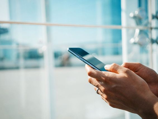 用短信控制智能家居 那會(huì)是一種怎樣的體驗(yàn)?zāi)兀?/></p><p>　　通過Siri控制智能家居最大一個(gè)問題就是可能會(huì)被干擾。比如說，你想改變空調(diào)溫度的時(shí)候，剛剛準(zhǔn)備開口，你旁邊的家人也同時(shí)說話，這很可能會(huì)讓Siri無法識(shí)別你的命令。市面上也有一些智能語音助手是集成在專門的設(shè)備里，比如說Alexa，它可以與不同的產(chǎn)品或者服務(wù)進(jìn)行交互，但是很多制造商或者說開發(fā)人員，并不想與這些特定的設(shè)備捆綁。</p><p>　　現(xiàn)在我們覺得HomeKit不夠好的原因還在于兼容它的智能家居硬件還是偏少，但是通過短信來發(fā)布命令，通過第三方服務(wù)商（如統(tǒng)一的收件箱），這些智能家居產(chǎn)品將不需要與行業(yè)巨頭兼容，就能提供類似的功能，同時(shí)也能保持獨(dú)立性。</p><p>　　與此同時(shí)，我們幾乎能在任何地方發(fā)送短信，它不需要連接Wifi或者移動(dòng)蜂窩網(wǎng)絡(luò)，也不需要連接到強(qiáng)大的云計(jì)算網(wǎng)絡(luò)。而像統(tǒng)一收件箱這樣的服務(wù)，也能同時(shí)支持多個(gè)消息類App，其中一些甚至可以支持我們發(fā)送語音消息或者說支持加密，這樣也能確保智能家居的安全性。</p><p>　　或許，與Siri等智能語音助手控制智能家居相比，通過文本信息控制智能家居，會(huì)成為未來一種新的方式，畢竟文本消息提供了統(tǒng)一的通信標(biāo)準(zhǔn)，而且它已經(jīng)證明，自己受到來自不同年齡群和不同背景，世界各地的人們的歡迎。<a href=